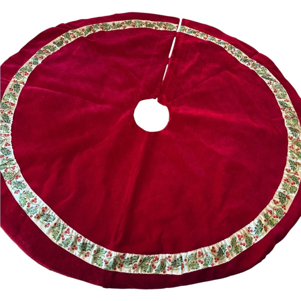 EUC Red Velvet 48" Christmas Tree Skirt Holly Berry Satin Backing Velcro Close - Picture 1 of 4